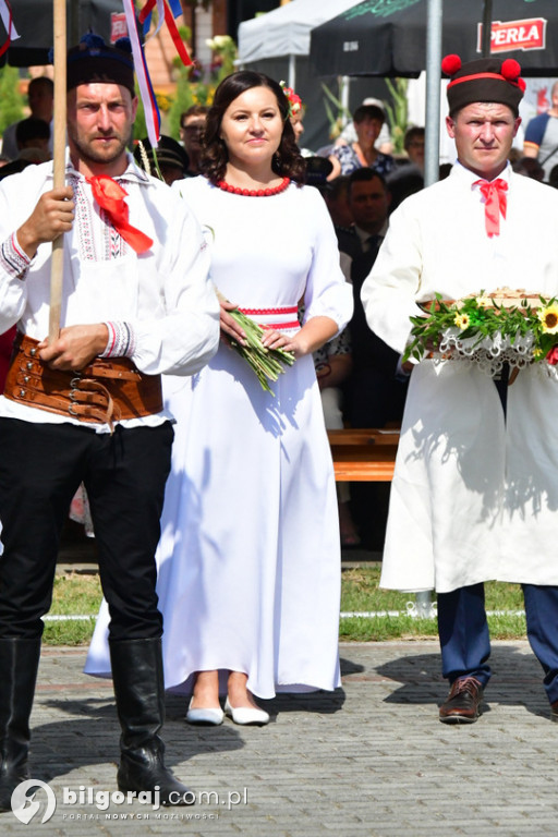 Dożynki Powiatowe 2022 - przekazanie chleba