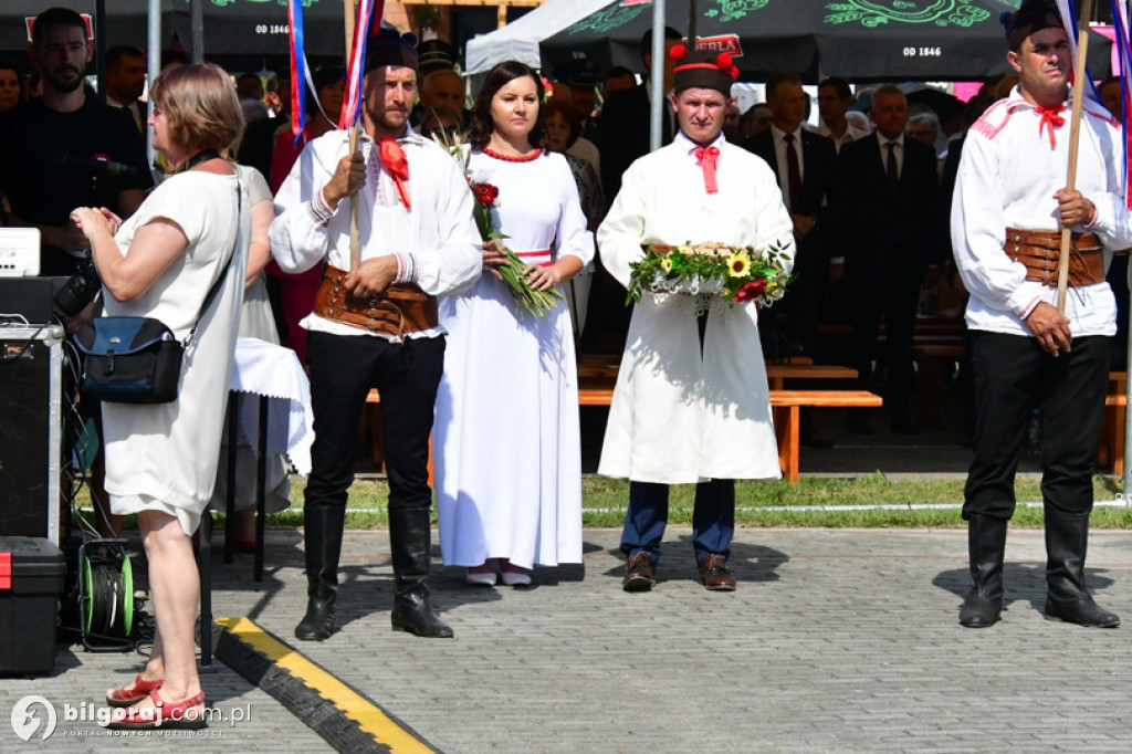Dożynki Powiatowe 2022 - przekazanie chleba