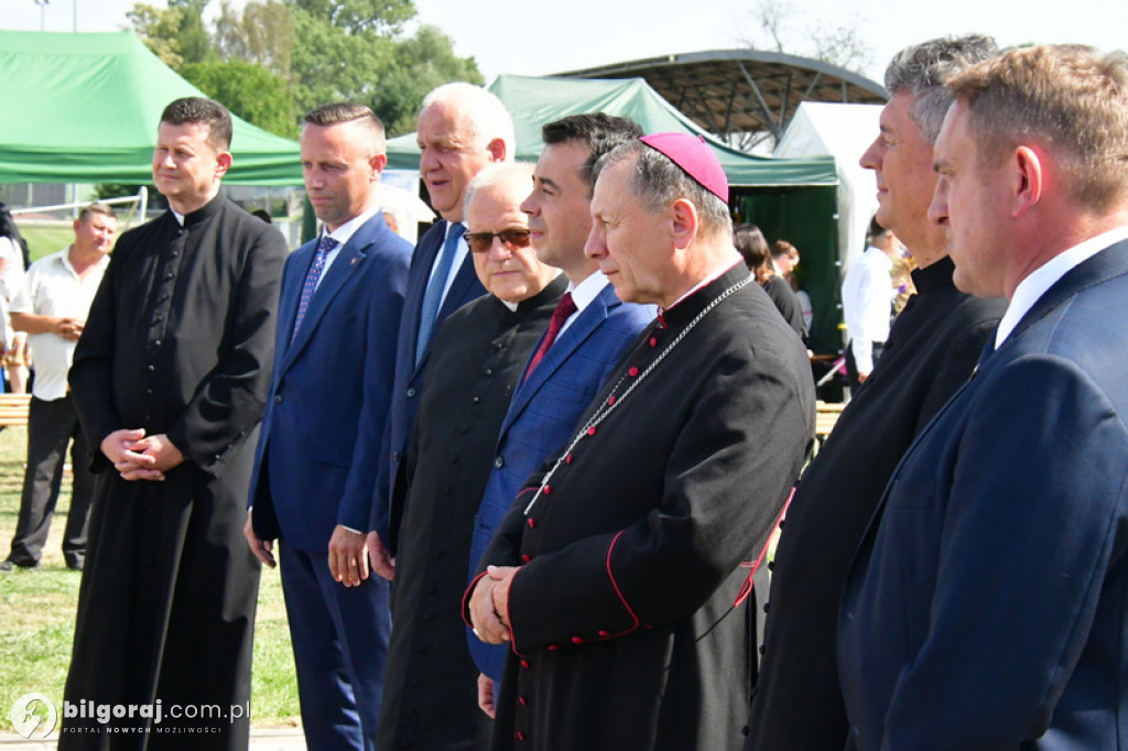 Dożynki Powiatowe 2022 - przekazanie chleba
