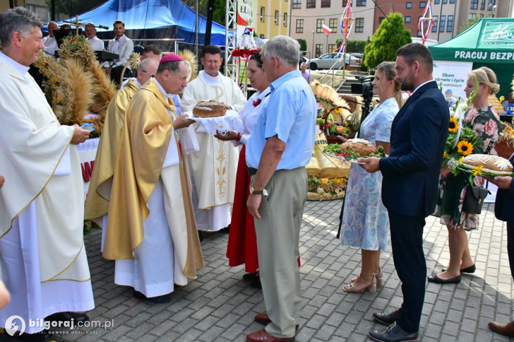 Dożynki Powiatowe 2022 - przekazanie chleba