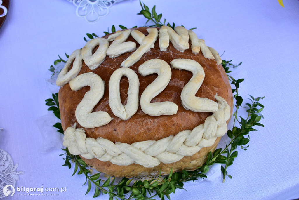 Dożynki Powiatowe 2022 - dzielenie chleba