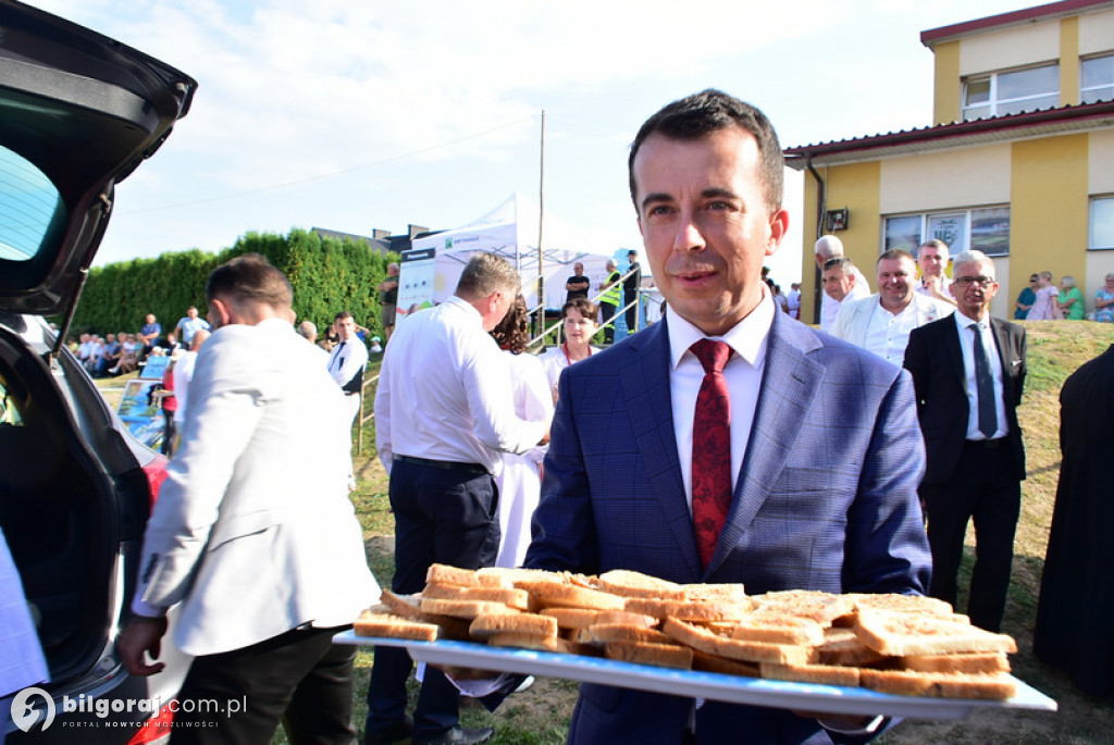Dożynki Powiatowe 2022 - dzielenie chleba