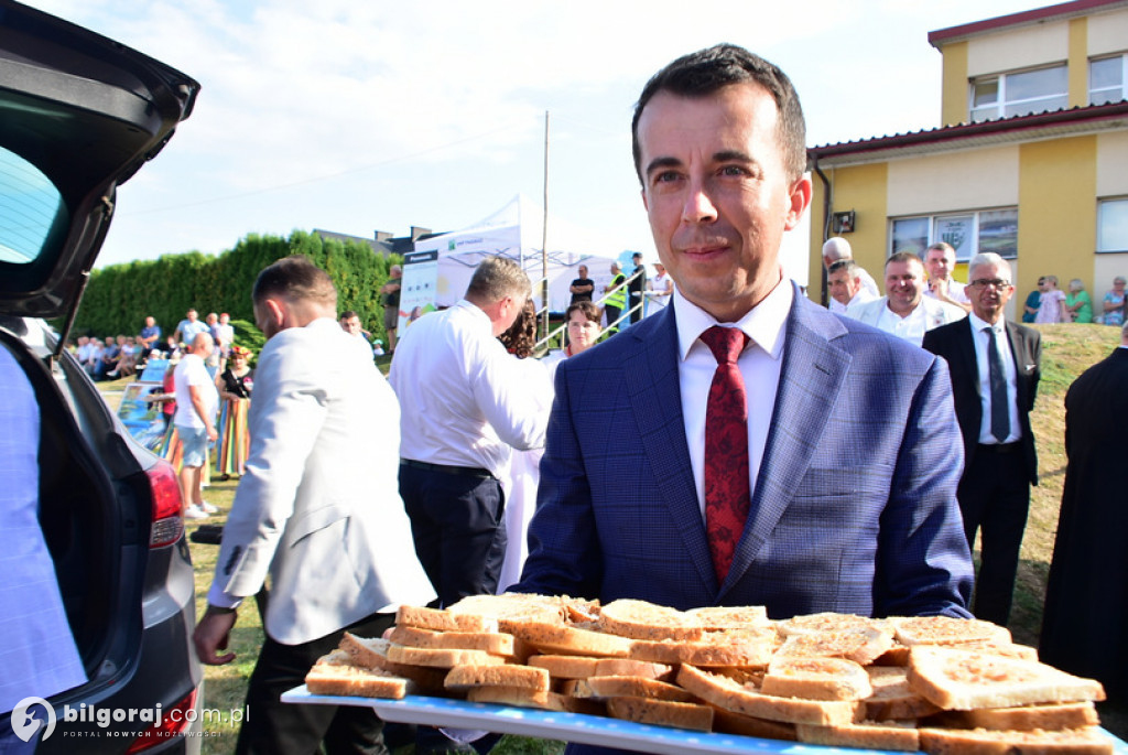 Dożynki Powiatowe 2022 - dzielenie chleba