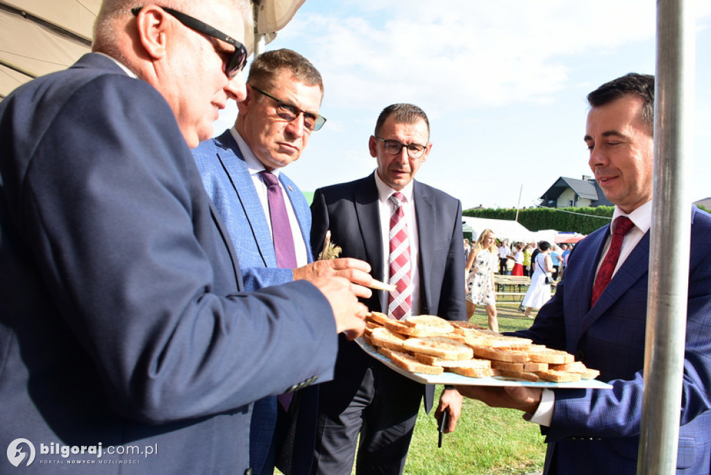 Dożynki Powiatowe 2022 - dzielenie chleba
