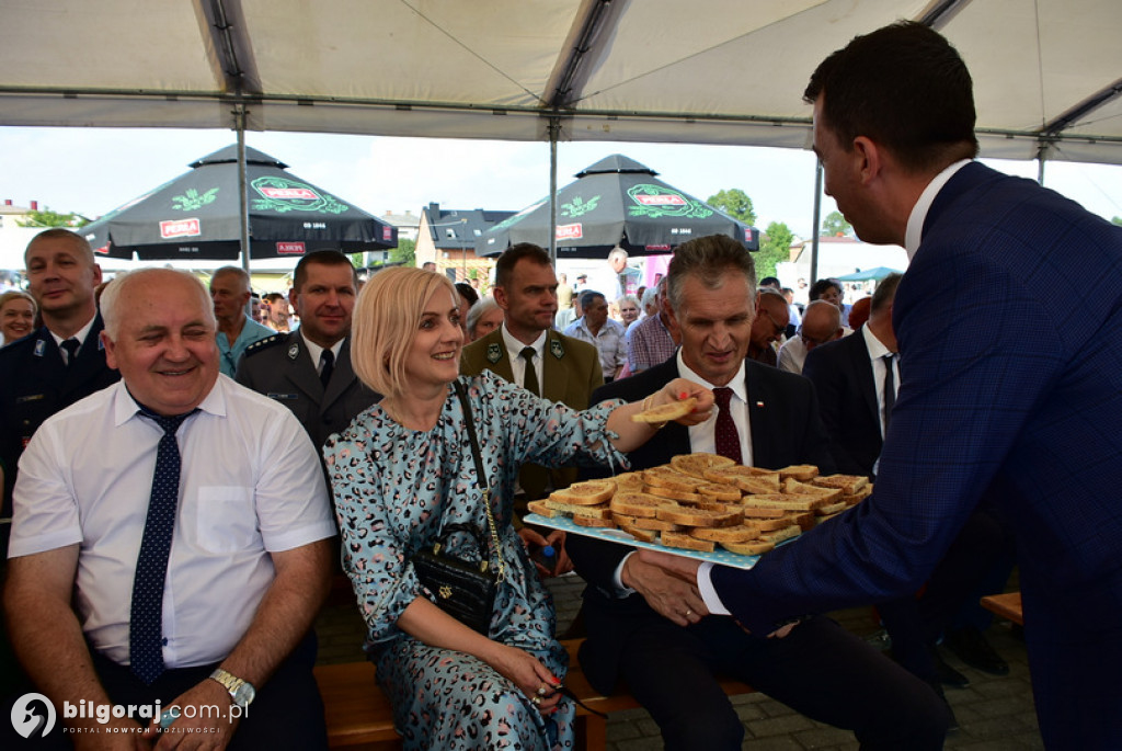 Dożynki Powiatowe 2022 - dzielenie chleba