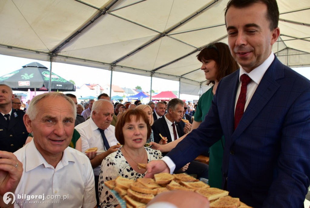 Dożynki Powiatowe 2022 - dzielenie chleba