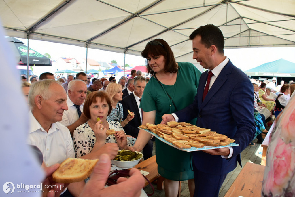 Dożynki Powiatowe 2022 - dzielenie chleba
