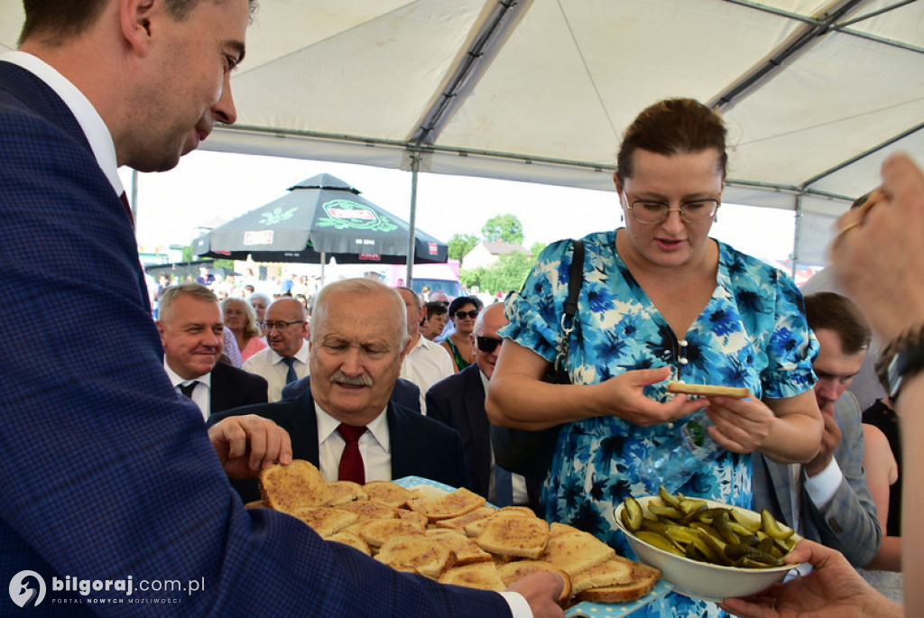 Dożynki Powiatowe 2022 - dzielenie chleba