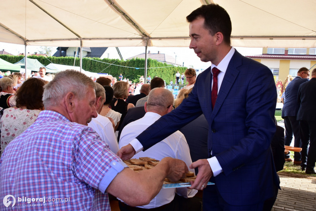 Dożynki Powiatowe 2022 - dzielenie chleba
