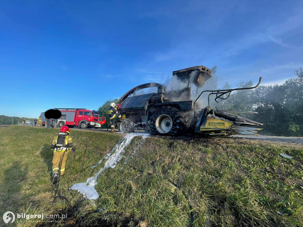 Frampol. Pożar kombajnu rolniczego