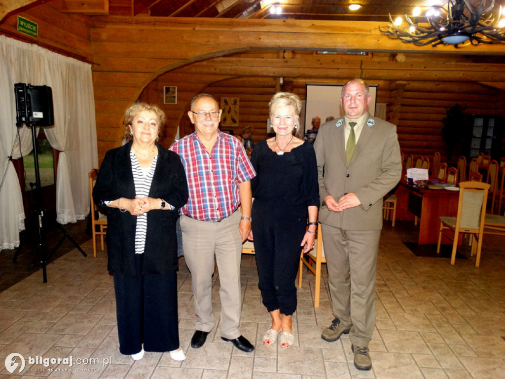 Senior bezpieczny w lesie