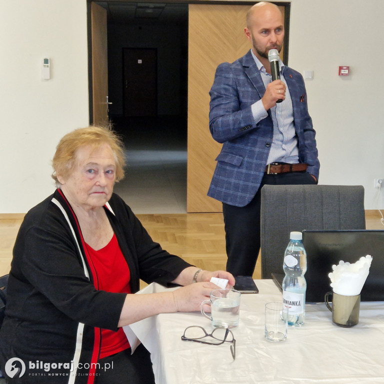 Frampol. Senior pod rękę z prawem
