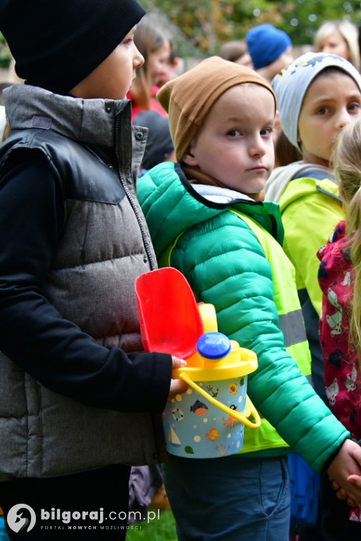 Dzieci sadziły krokusy przy zabudowaniach młyńskich