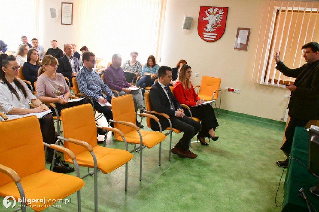 Urzędnicy się szkolą. Są utrudnienia w pracy urzędu