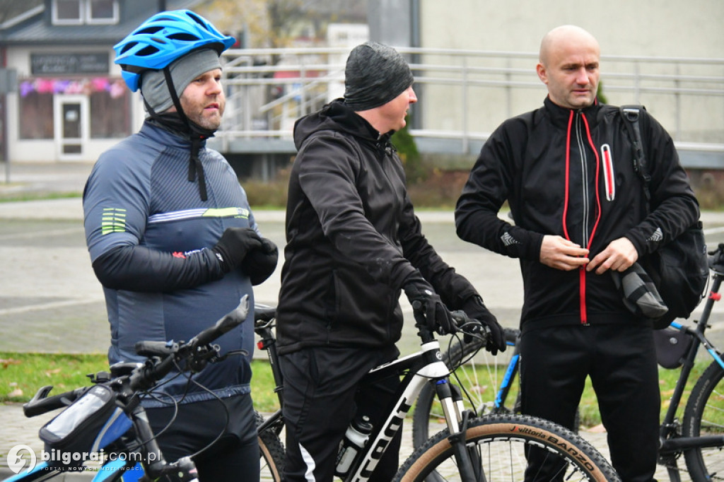 Rowerowy rajd w 104. rocznicę odzyskania niepodległości wyruszył z Biłgoraja