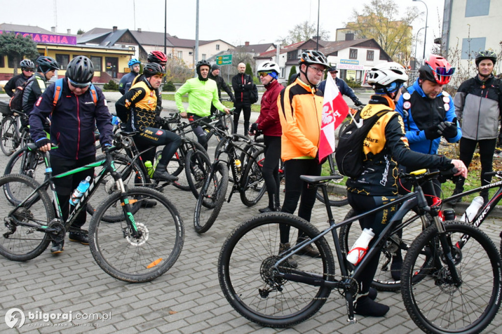 Rowerowy rajd w 104. rocznicę odzyskania niepodległości wyruszył z Biłgoraja
