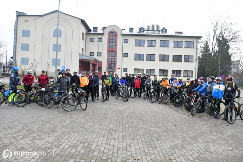 Rowerowy rajd w 104. rocznicę odzyskania niepodległości wyruszył z Biłgoraja