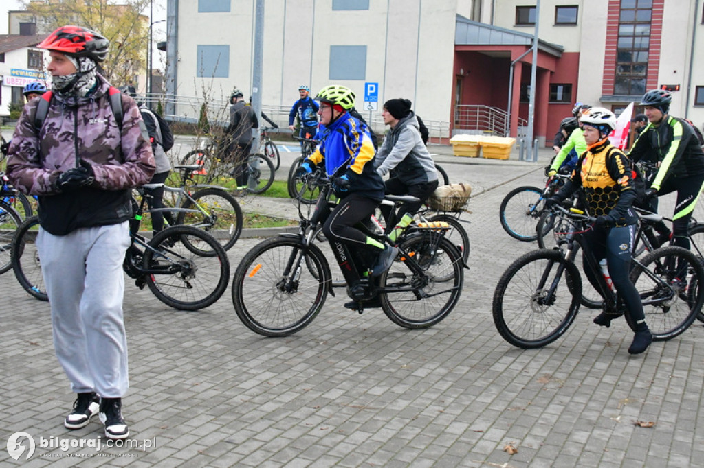 Rowerowy rajd w 104. rocznicę odzyskania niepodległości wyruszył z Biłgoraja