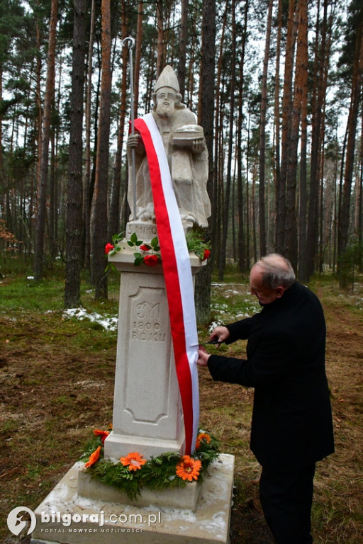Gmina Józefów. Osłonięcie figury św. Mikołaja i piknik mikołajkowy