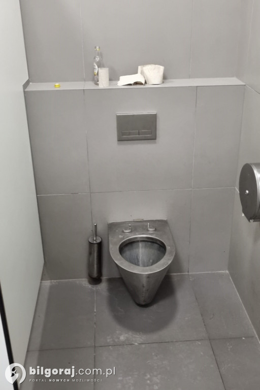 W Biłgoraju zdewastowano... publiczny szalet