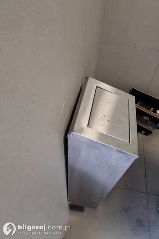 W Biłgoraju zdewastowano... publiczny szalet