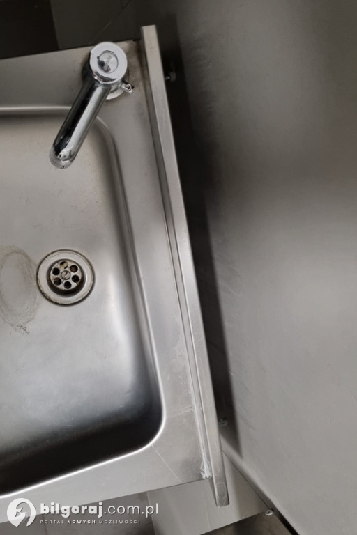 W Biłgoraju zdewastowano... publiczny szalet