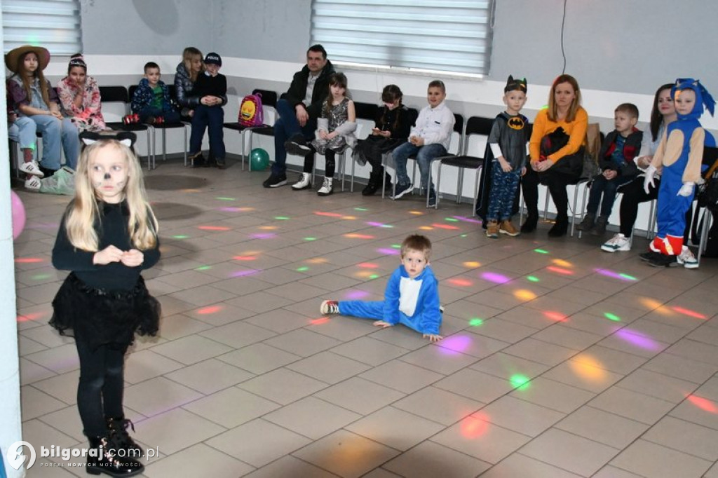 Karnawałowa zabawa w Wólce Biskiej. Na parkiecie dzieci i młodzież