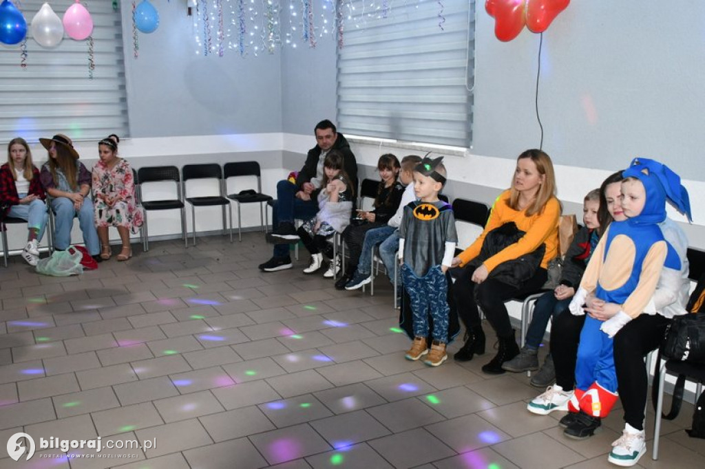 Karnawałowa zabawa w Wólce Biskiej. Na parkiecie dzieci i młodzież