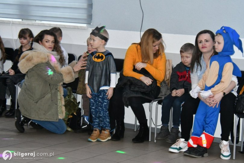 Karnawałowa zabawa w Wólce Biskiej. Na parkiecie dzieci i młodzież