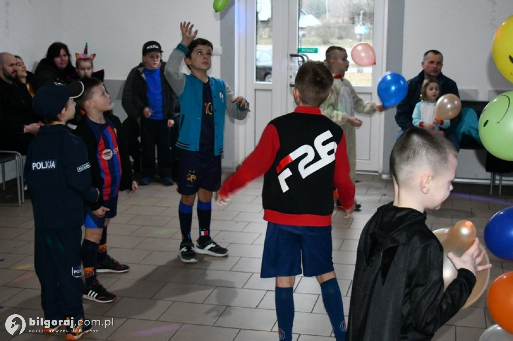 Karnawałowa zabawa w Wólce Biskiej. Na parkiecie dzieci i młodzież
