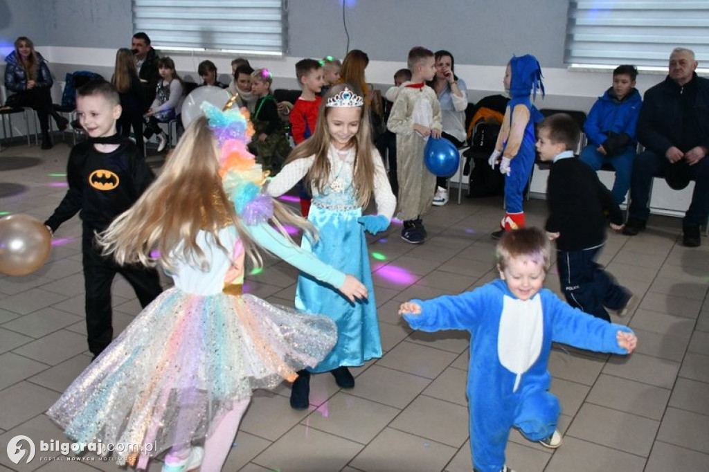 Karnawałowa zabawa w Wólce Biskiej. Na parkiecie dzieci i młodzież
