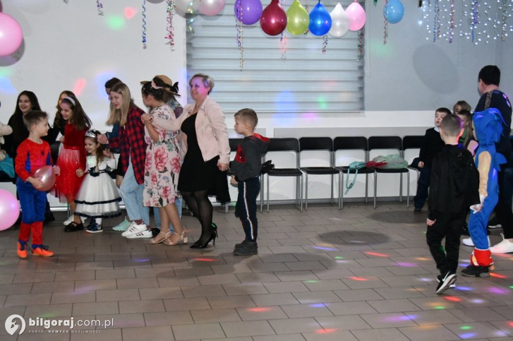 Karnawałowa zabawa w Wólce Biskiej. Na parkiecie dzieci i młodzież
