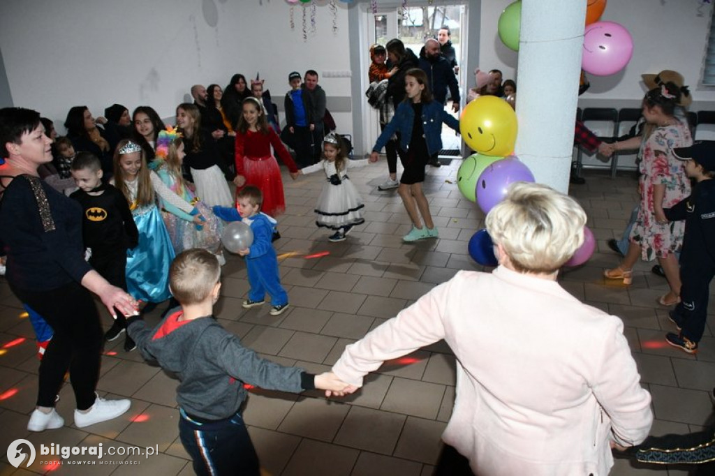 Karnawałowa zabawa w Wólce Biskiej. Na parkiecie dzieci i młodzież