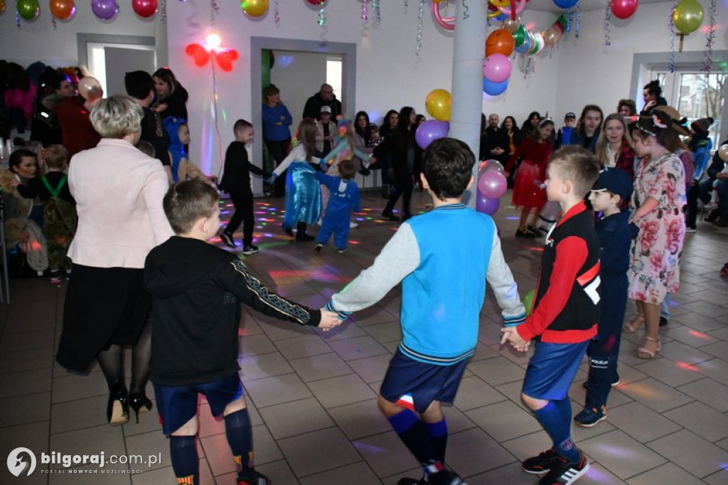 Karnawałowa zabawa w Wólce Biskiej. Na parkiecie dzieci i młodzież
