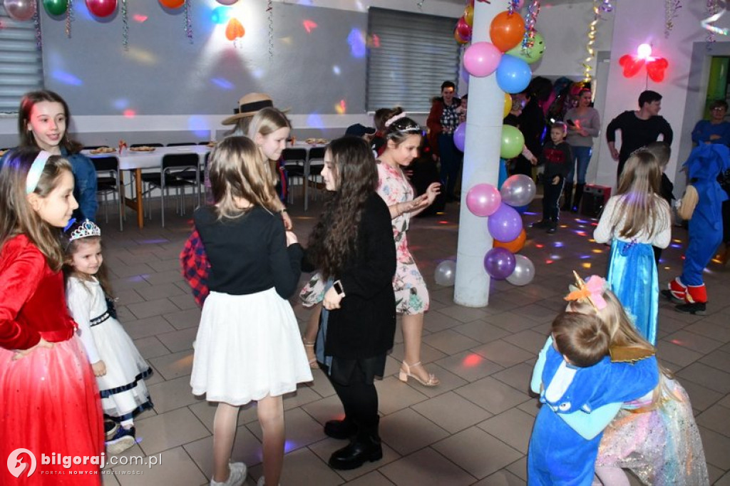Karnawałowa zabawa w Wólce Biskiej. Na parkiecie dzieci i młodzież