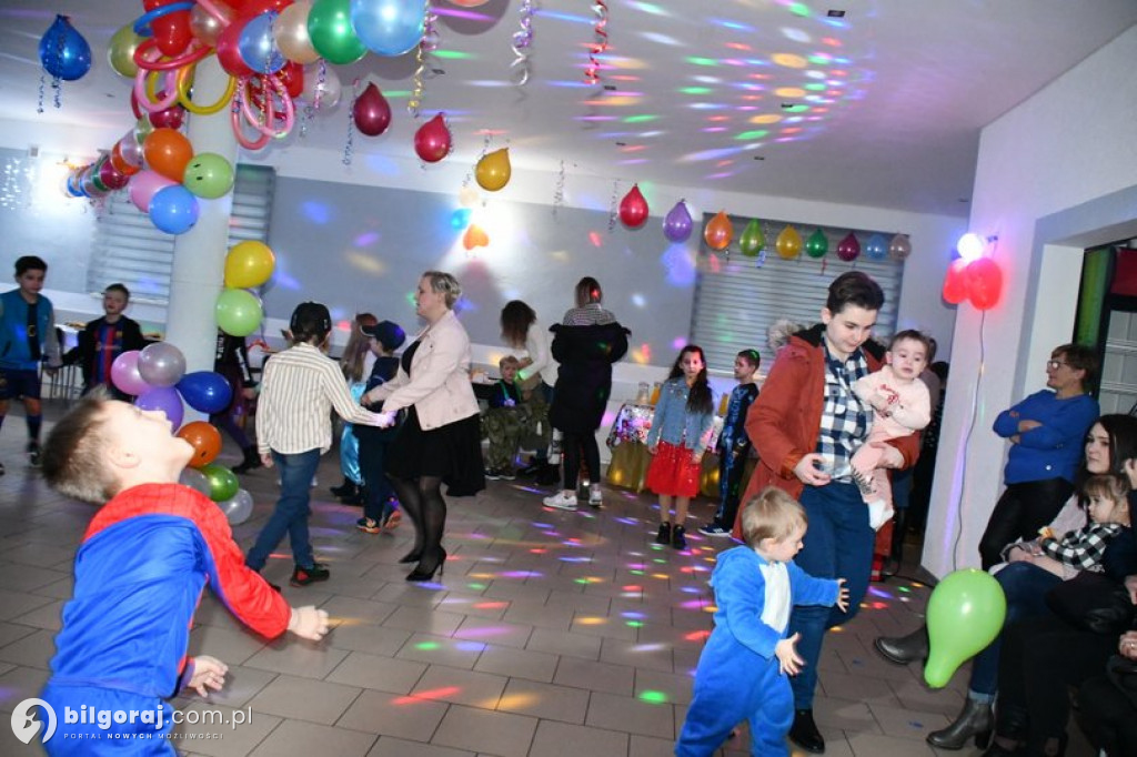 Karnawałowa zabawa w Wólce Biskiej. Na parkiecie dzieci i młodzież