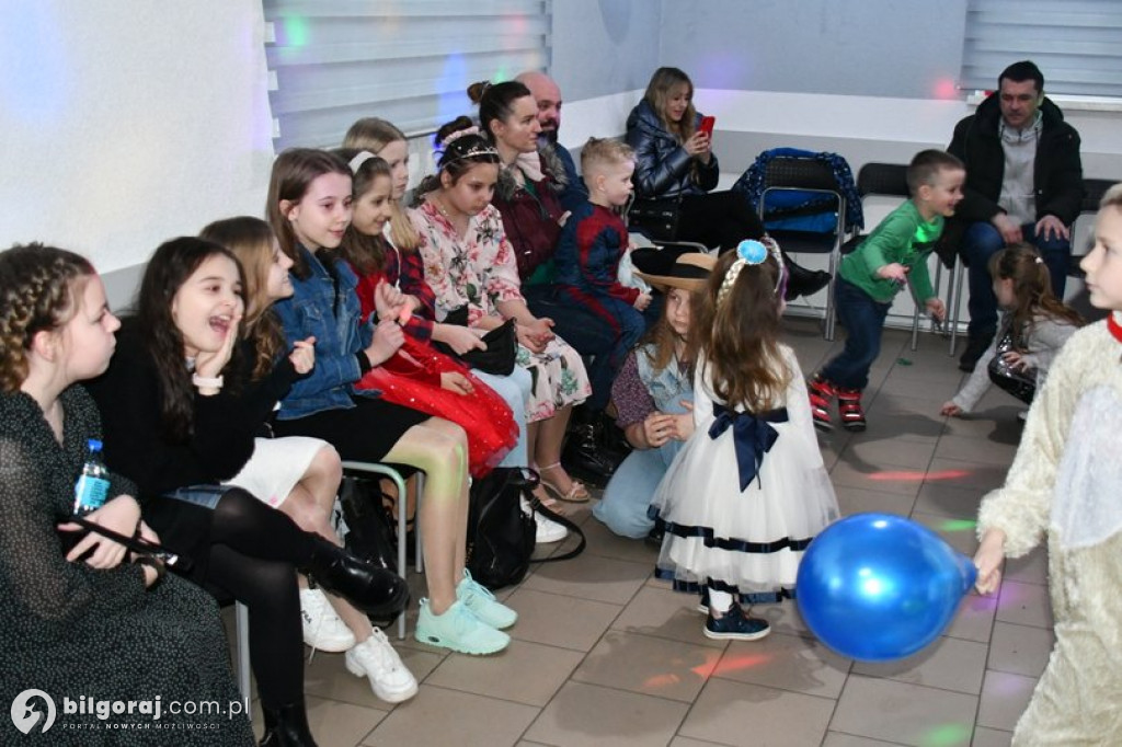 Karnawałowa zabawa w Wólce Biskiej. Na parkiecie dzieci i młodzież