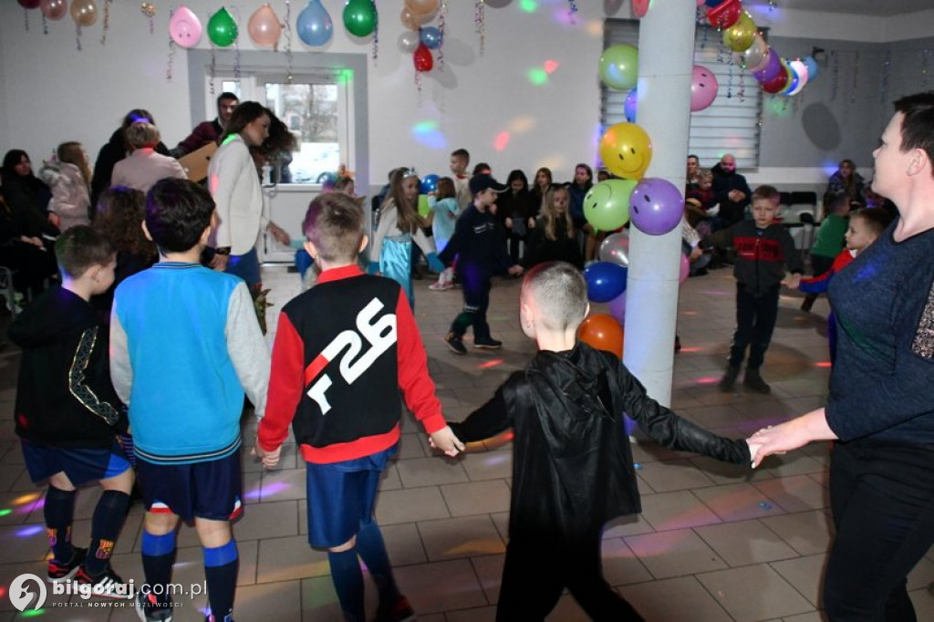 Karnawałowa zabawa w Wólce Biskiej. Na parkiecie dzieci i młodzież