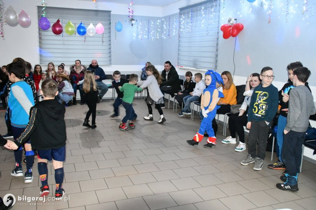 Karnawałowa zabawa w Wólce Biskiej. Na parkiecie dzieci i młodzież