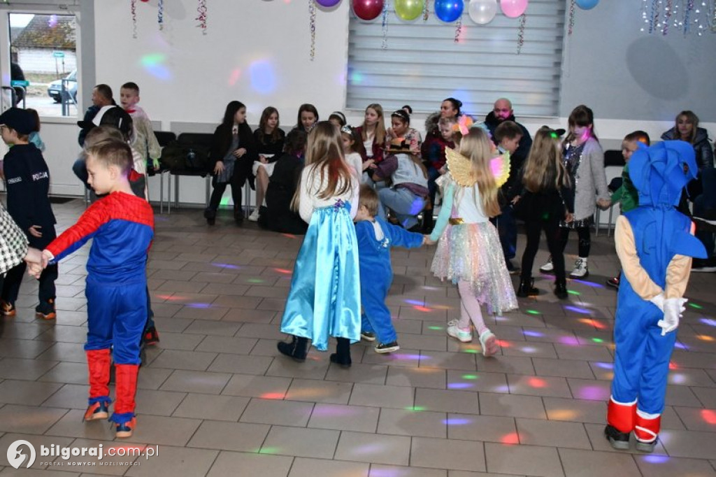 Karnawałowa zabawa w Wólce Biskiej. Na parkiecie dzieci i młodzież