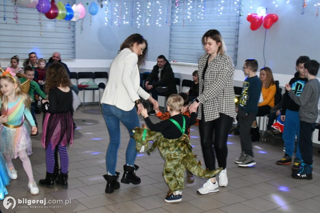 Karnawałowa zabawa w Wólce Biskiej. Na parkiecie dzieci i młodzież