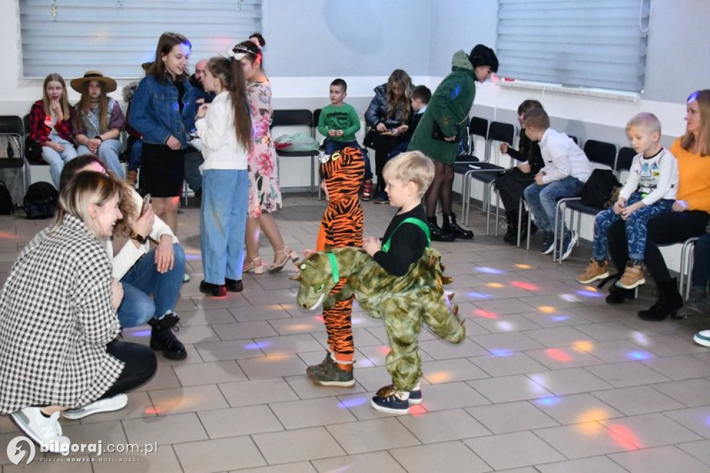 Karnawałowa zabawa w Wólce Biskiej. Na parkiecie dzieci i młodzież