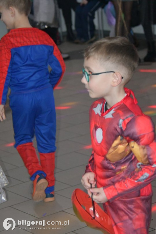 Karnawałowa zabawa w Wólce Biskiej. Na parkiecie dzieci i młodzież