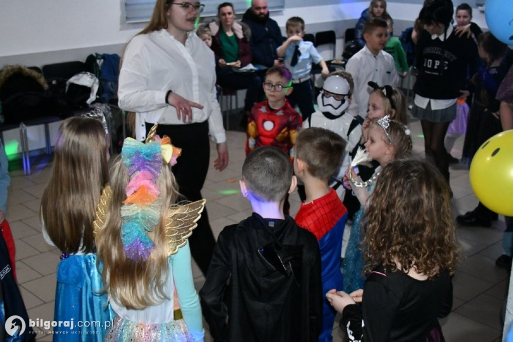 Karnawałowa zabawa w Wólce Biskiej. Na parkiecie dzieci i młodzież