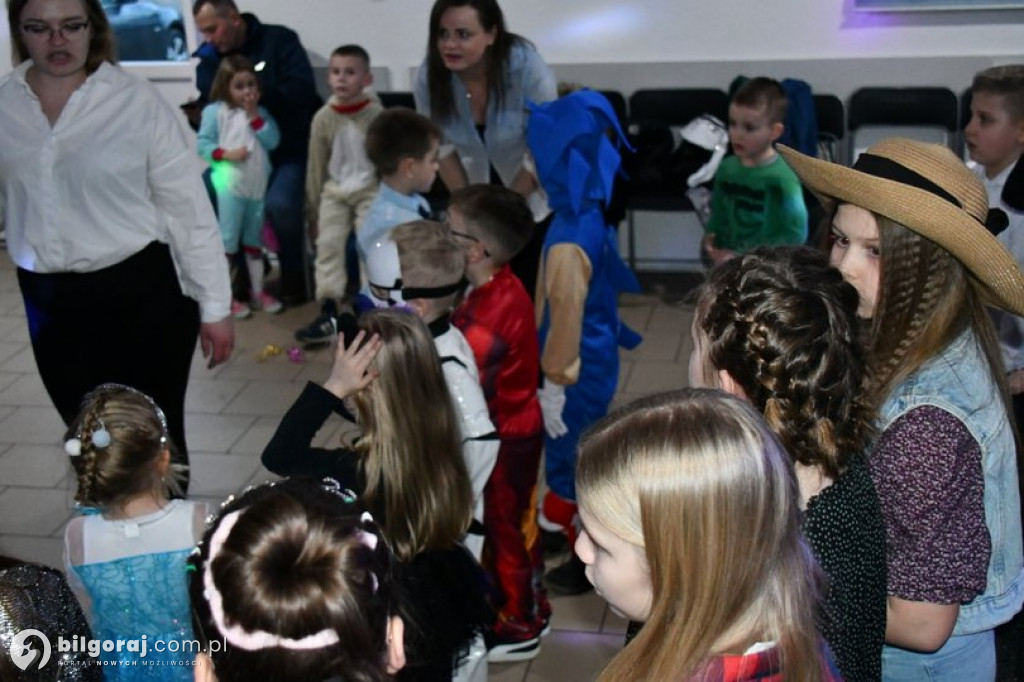 Karnawałowa zabawa w Wólce Biskiej. Na parkiecie dzieci i młodzież