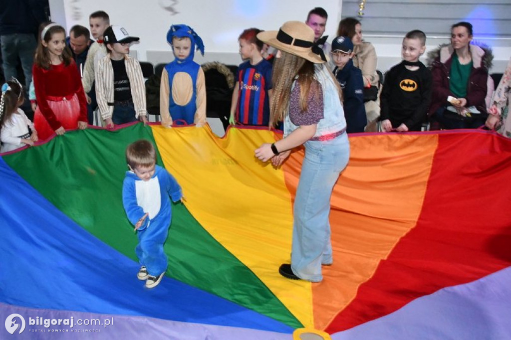 Karnawałowa zabawa w Wólce Biskiej. Na parkiecie dzieci i młodzież