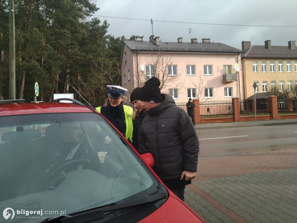 Z apelem do kierowców - wspólne działania policjantów i uczniów