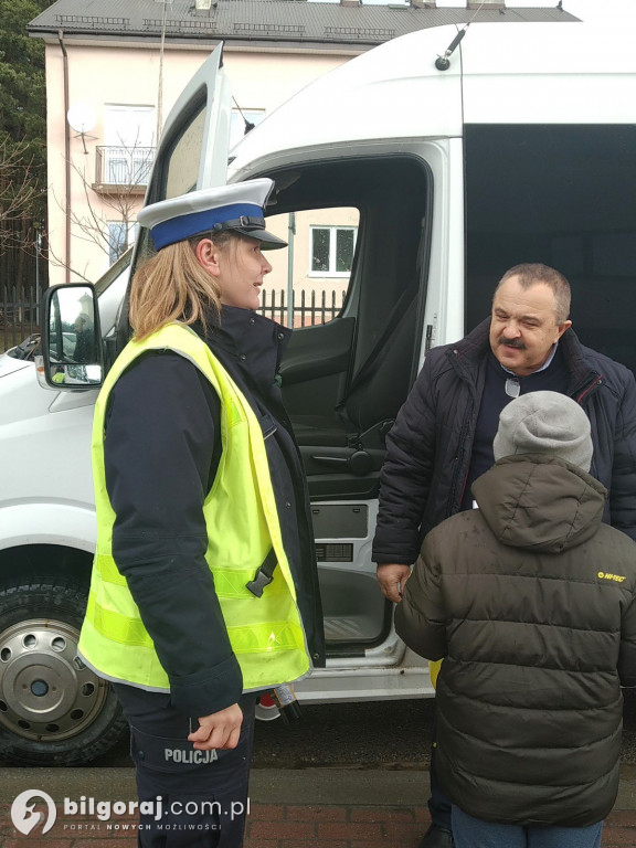 Z apelem do kierowców - wspólne działania policjantów i uczniów