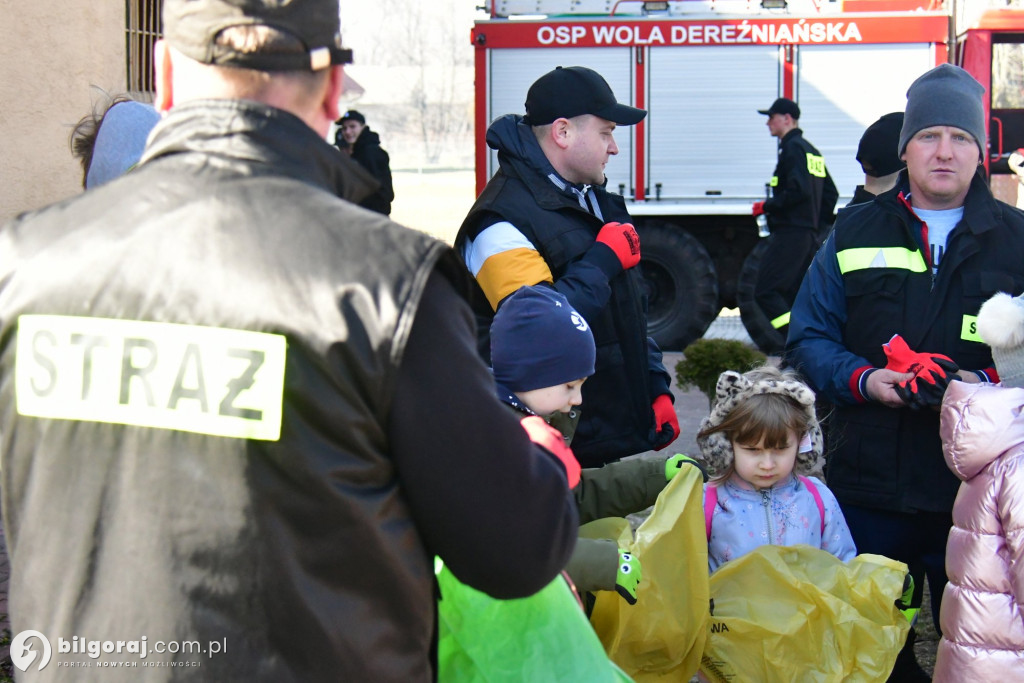 Mieszkańcy Woli Dereźniańskiej i Majdanu Starego posprzątali pas drogowy