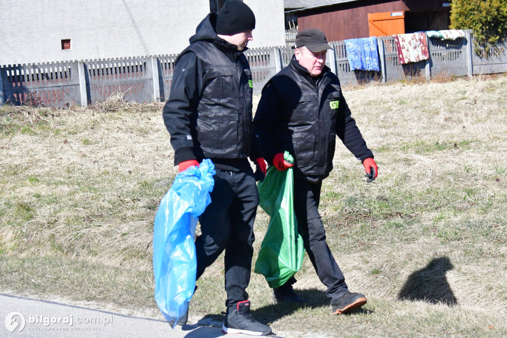 Mieszkańcy Woli Dereźniańskiej i Majdanu Starego posprzątali pas drogowy